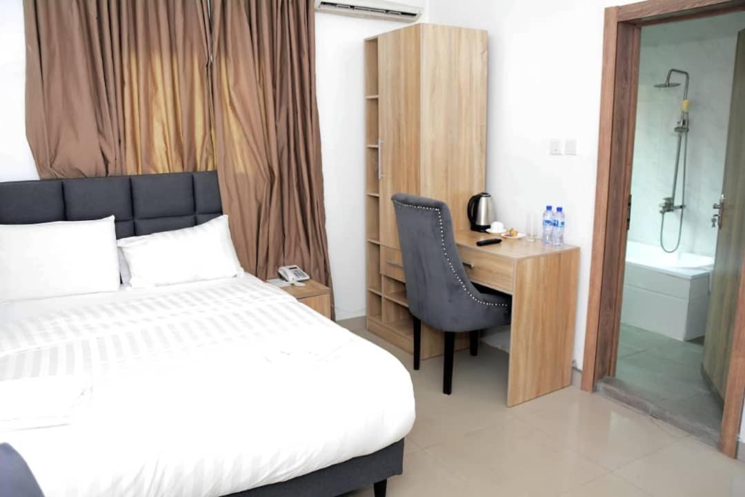 Tivoli Hotel Seafront Ikoyi Aliayabiagba Bagian luar foto