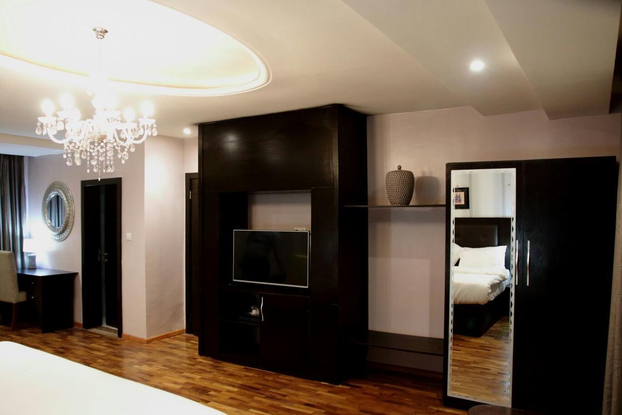 Tivoli Hotel Seafront Ikoyi Aliayabiagba Bagian luar foto