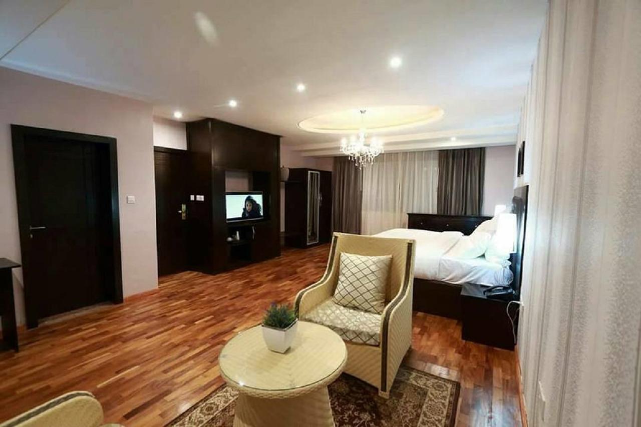 Tivoli Hotel Seafront Ikoyi Aliayabiagba Bagian luar foto