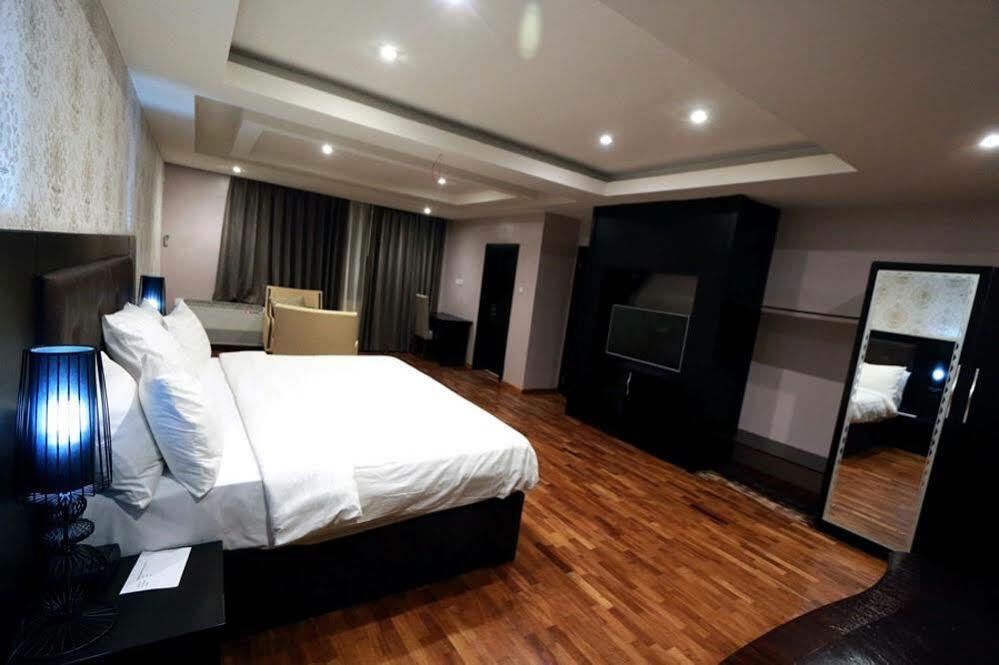 Tivoli Hotel Seafront Ikoyi Aliayabiagba Bagian luar foto