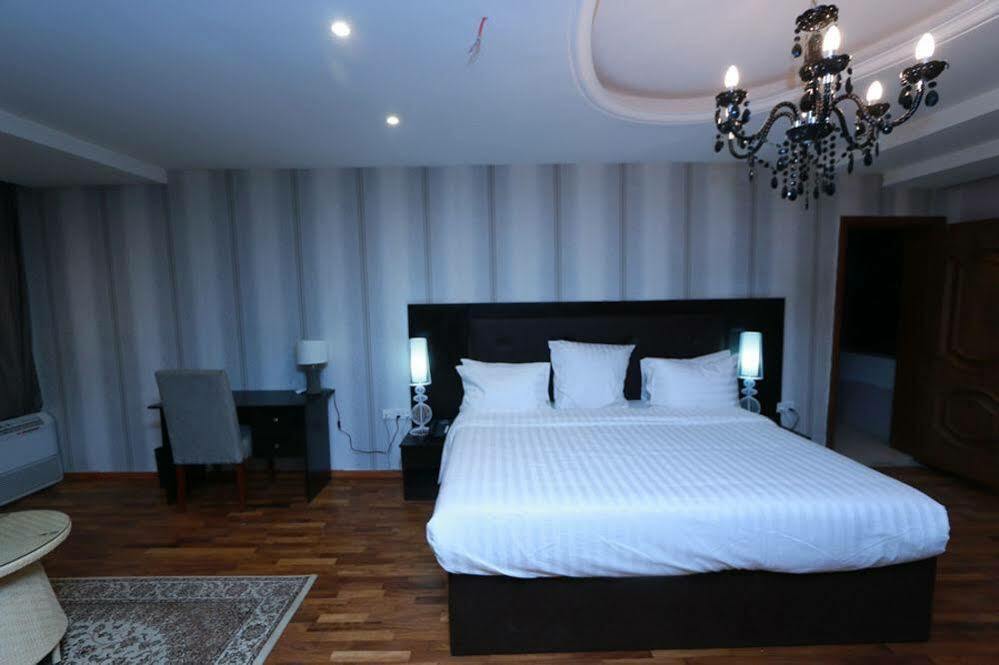 Tivoli Hotel Seafront Ikoyi Aliayabiagba Bagian luar foto