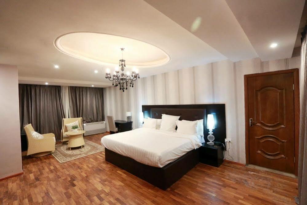 Tivoli Hotel Seafront Ikoyi Aliayabiagba Bagian luar foto