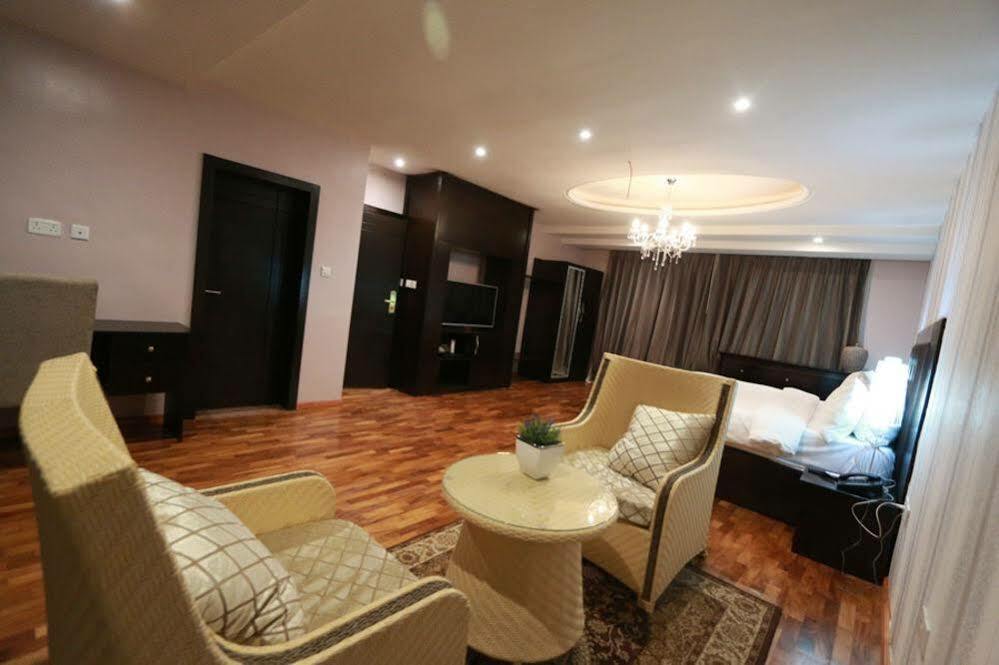 Tivoli Hotel Seafront Ikoyi Aliayabiagba Bagian luar foto